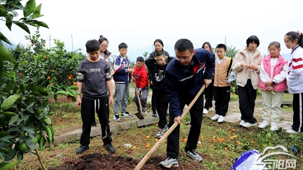  縣林業(yè)局組織開(kāi)展親子植樹(shù)活動(dòng)