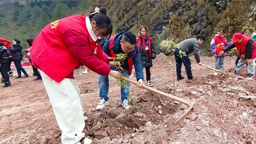  堰坪小學(xué)開(kāi)展清河植樹(shù)活動(dòng)