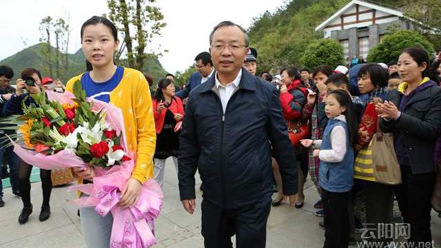 李雪芮到達現場(chǎng) 清水小學(xué)陳苗同學(xué)為她獻花