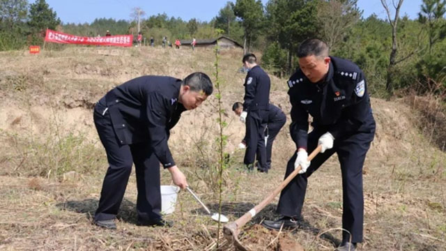 云陽(yáng)公安組織開(kāi)展義務(wù)植樹(shù)活動(dòng)